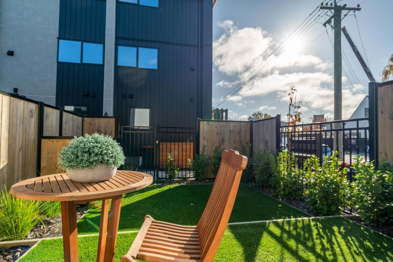 King Bed On Hagley Park Corner In The Cbd Apartman Christchurch Kültér fotó