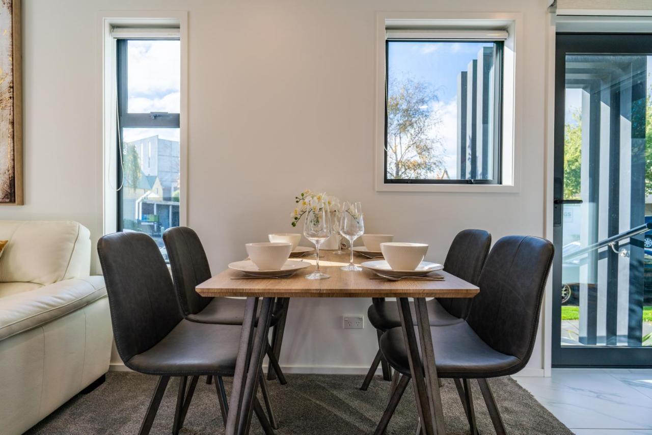 King Bed On Hagley Park Corner In The Cbd Apartman Christchurch Kültér fotó