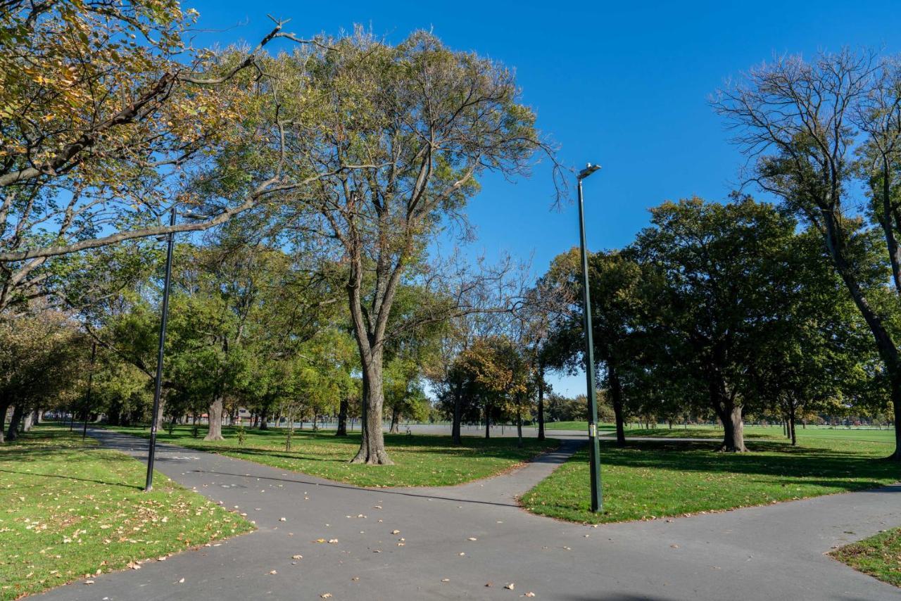 King Bed On Hagley Park Corner In The Cbd Apartman Christchurch Kültér fotó