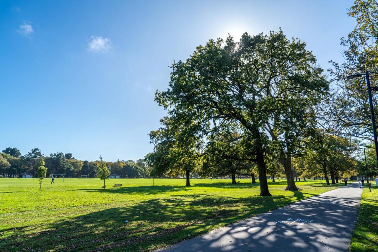 King Bed On Hagley Park Corner In The Cbd Apartman Christchurch Kültér fotó